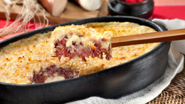 Escondidinho de macaxeira com carne seca