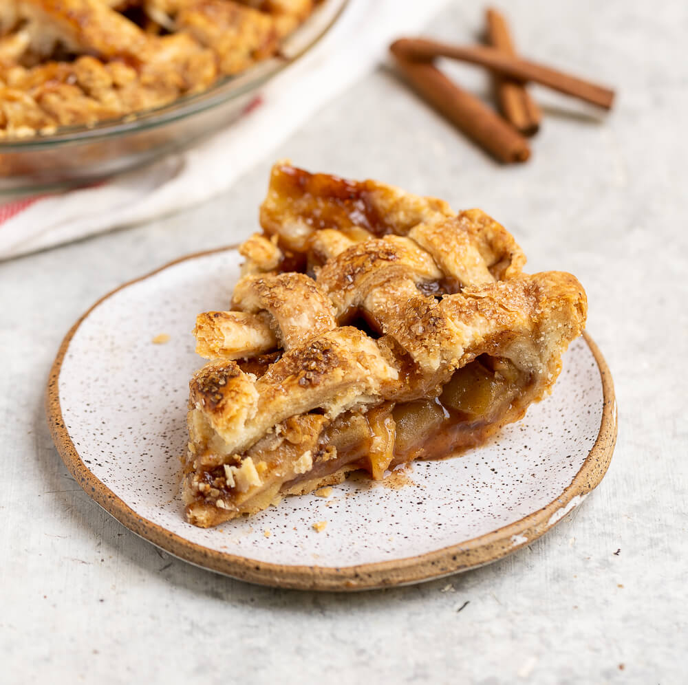 Fatia de apple pie em prato