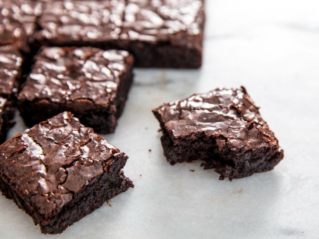 Pedaços de brownie cortados