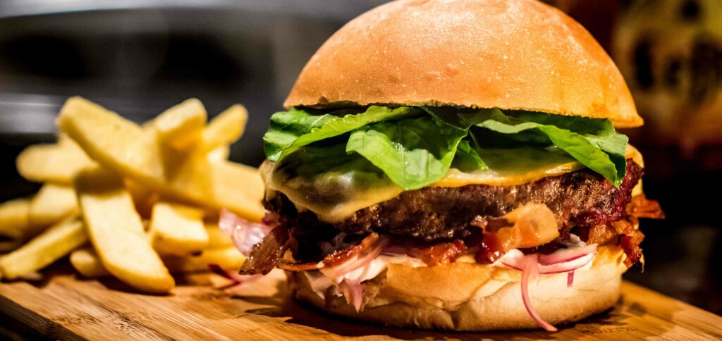 Hambúrguer com batatas sobre uma mesa