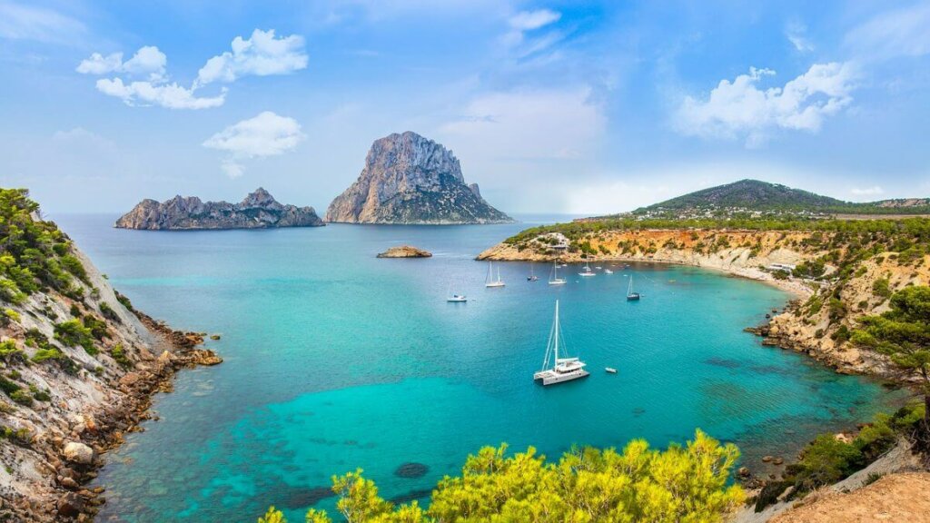 ilha de Ibiza, na Espanha, com barcos e montanhas