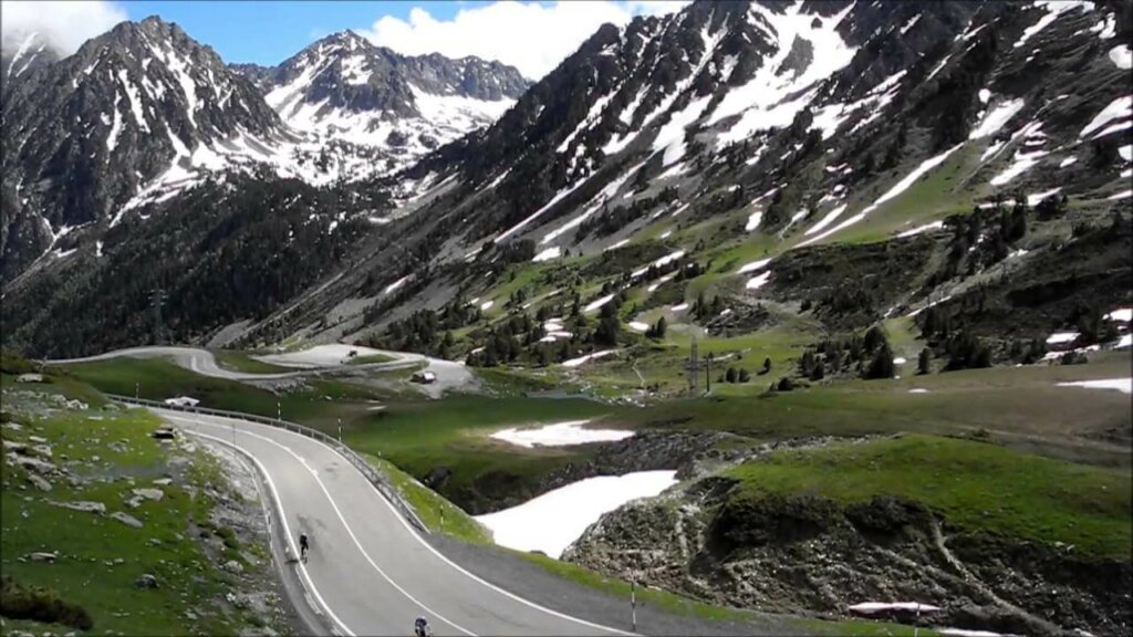 estradas e montanhas na região dos Pirineus