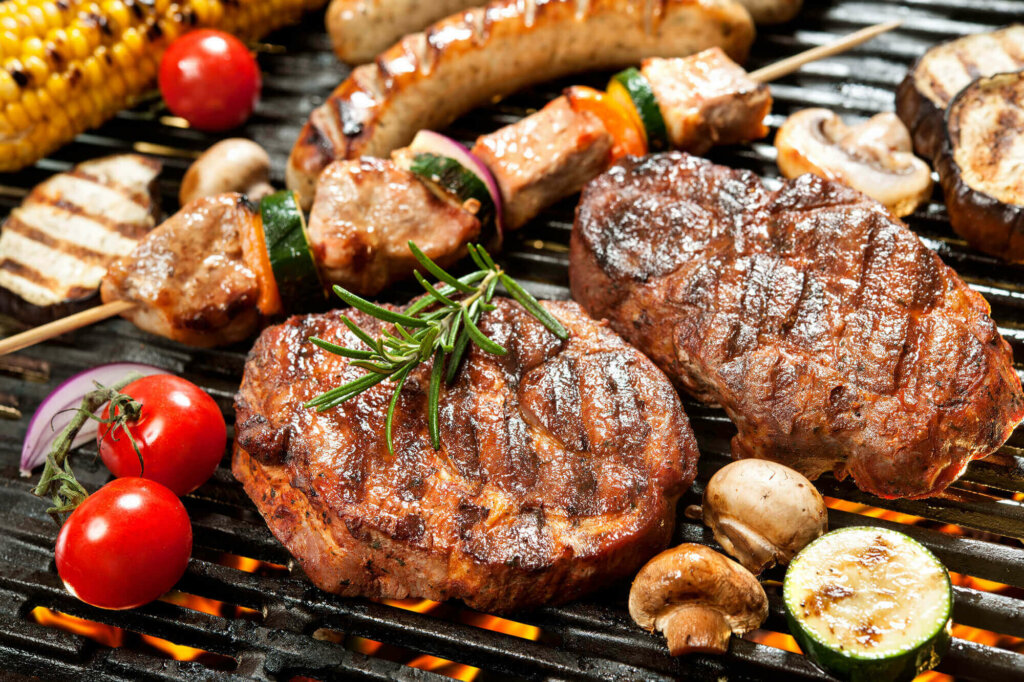 pedaços de carne grelhados com legumes