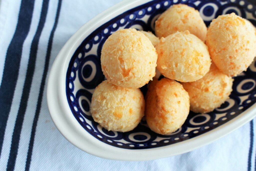 pão de queijo em vasilha e toalha azul