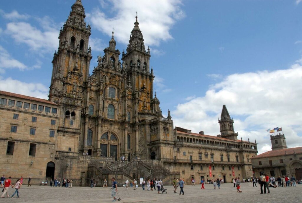 catedral de Santiago com pessoas a frente