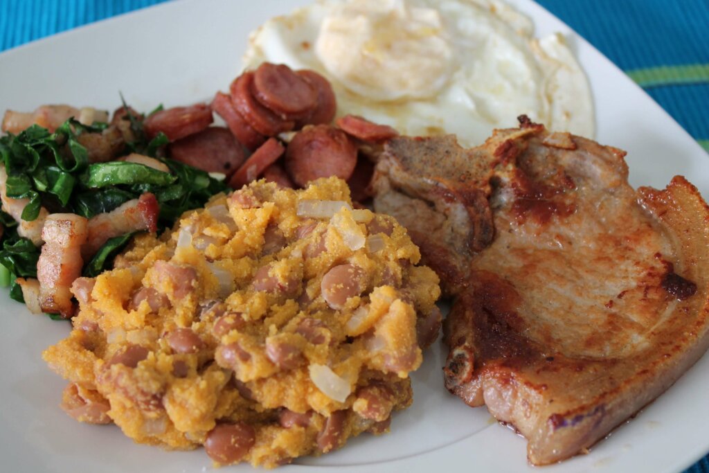 virado à paulista com bisteca e couve