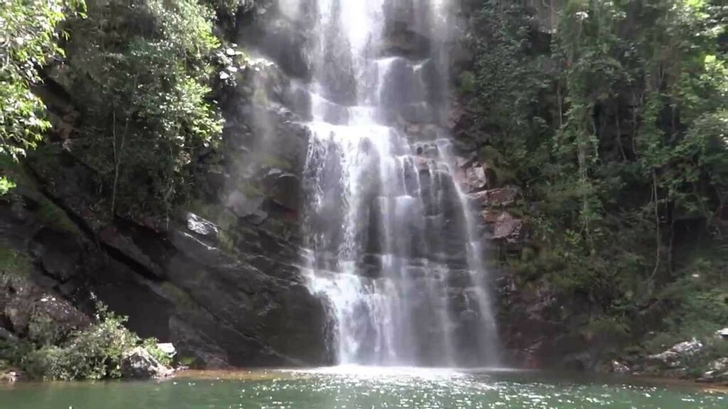 cachoeira vista de frente