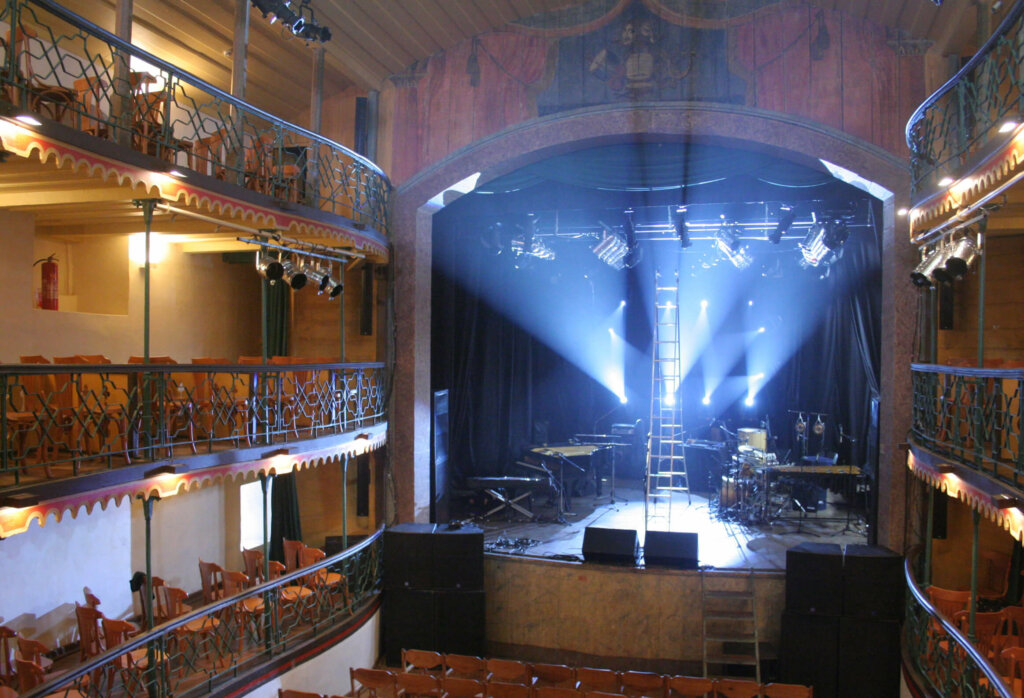Palco iluminado da Casa da Ópera