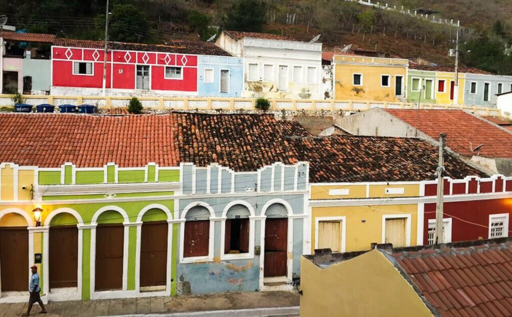 casas coloridas na cidade de Piranhas