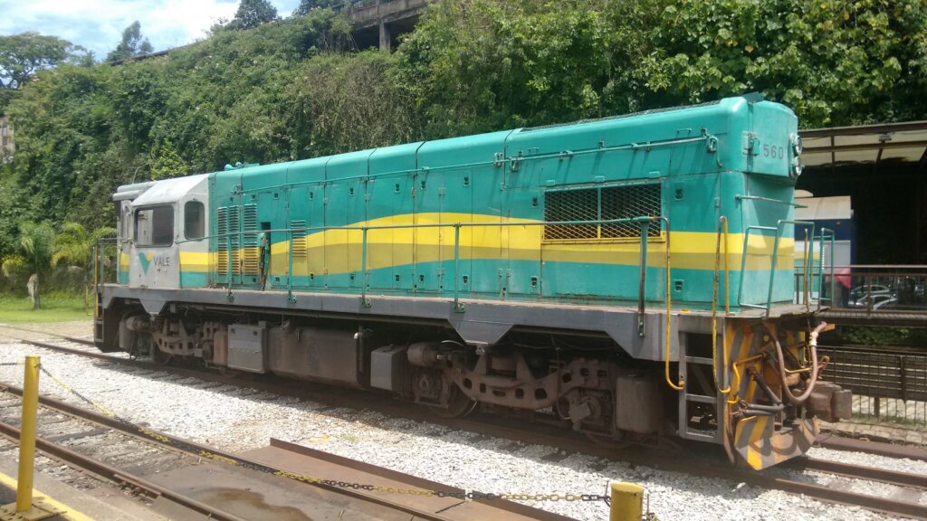 trem parado sobre a ferrovia em Ouro Preto