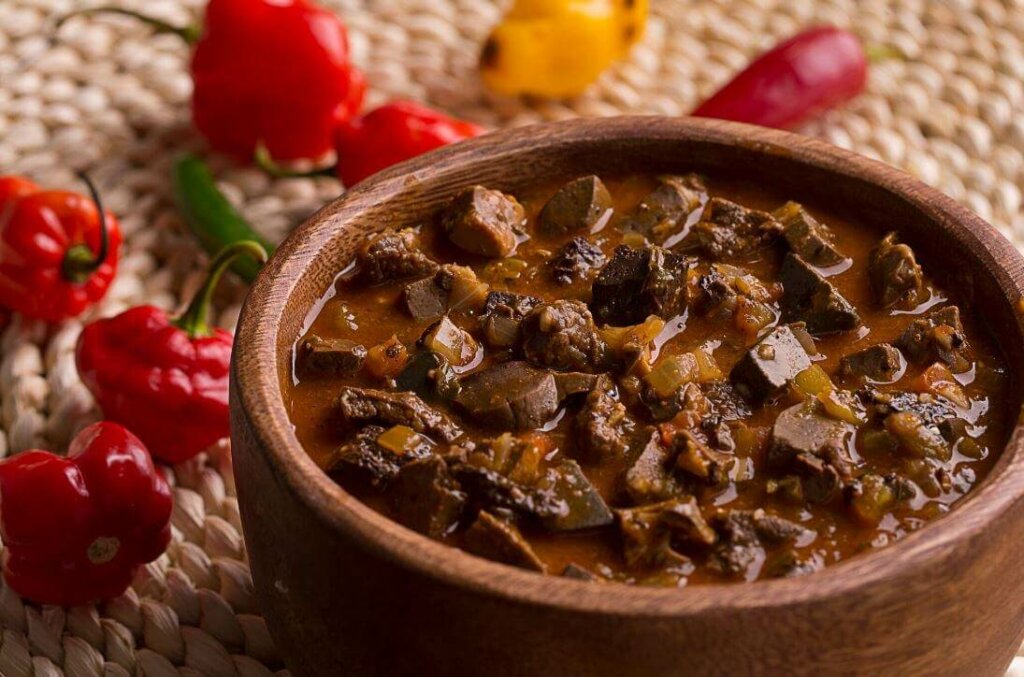 cumbuca de sarapatel com temperos ao lado