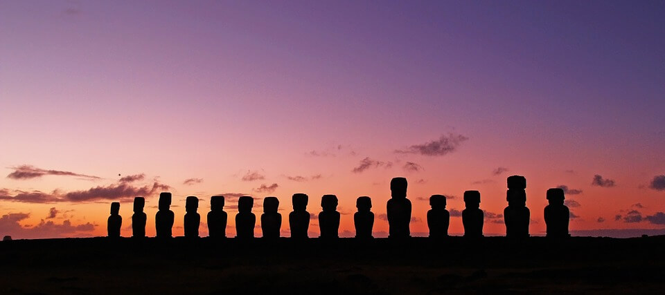 estátuas de pedra na Ilha de Páscoa