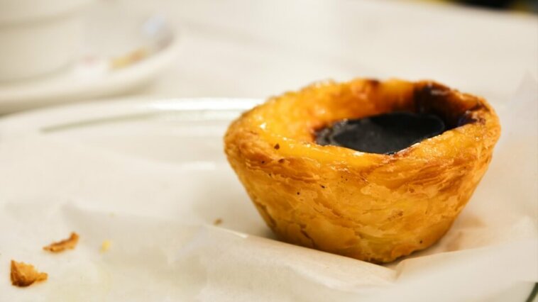 Pastel de Belém em prato branco