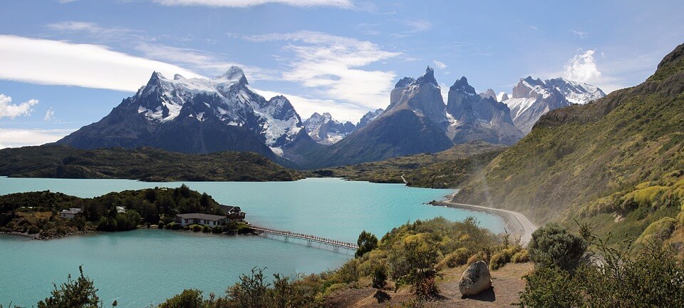 Lago e montanhas ao fundo na Cordilheira dos Andes
