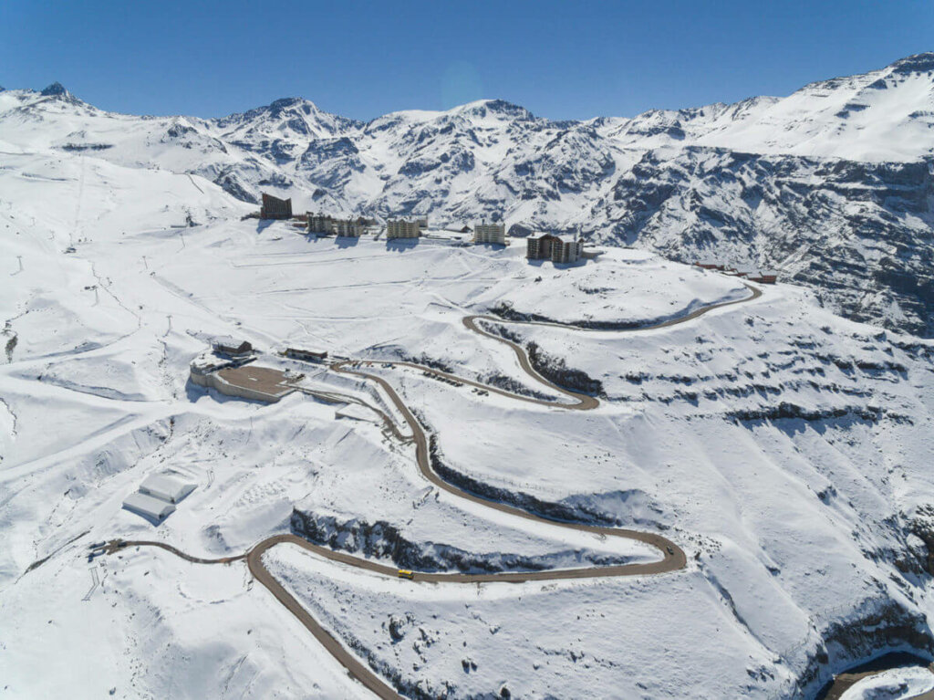 Vista panorâmica do Vale Nevado, com neve e casinhas ao fundo