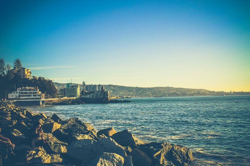 Praia e castelo à margem da praia em Viña del Mar